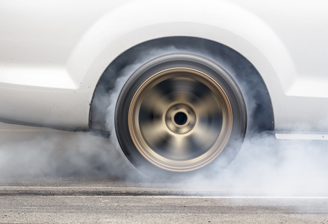 desgaste extremo de neumático por quemar rueda y conducción agresiva