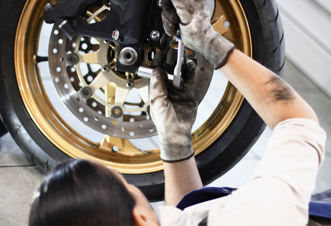 ¿Qué es el sistema de frenado combinado? Aprende cómo distribuye la frenada para mejorar la seguridad y el control del vehículo.